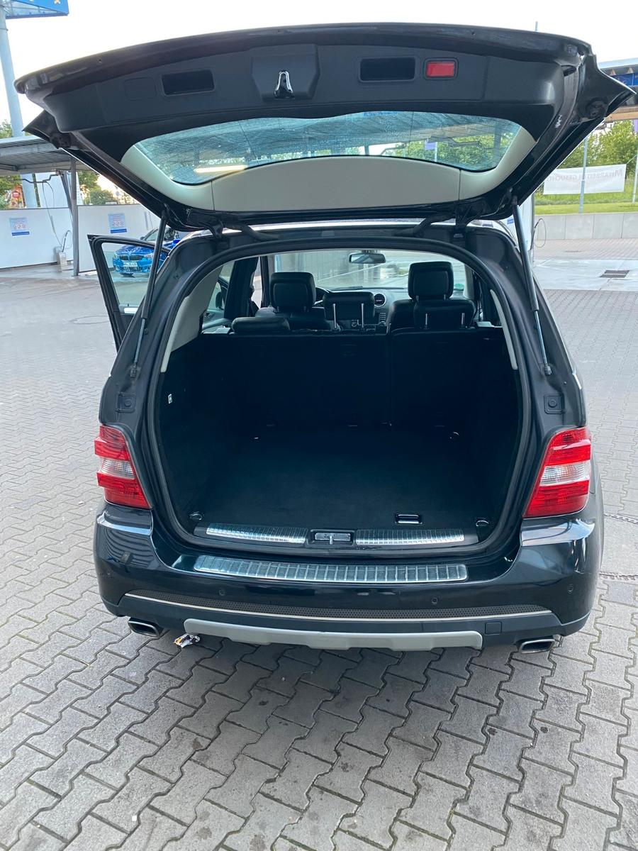 Mercedes-Benz ML280 2006 — rear view