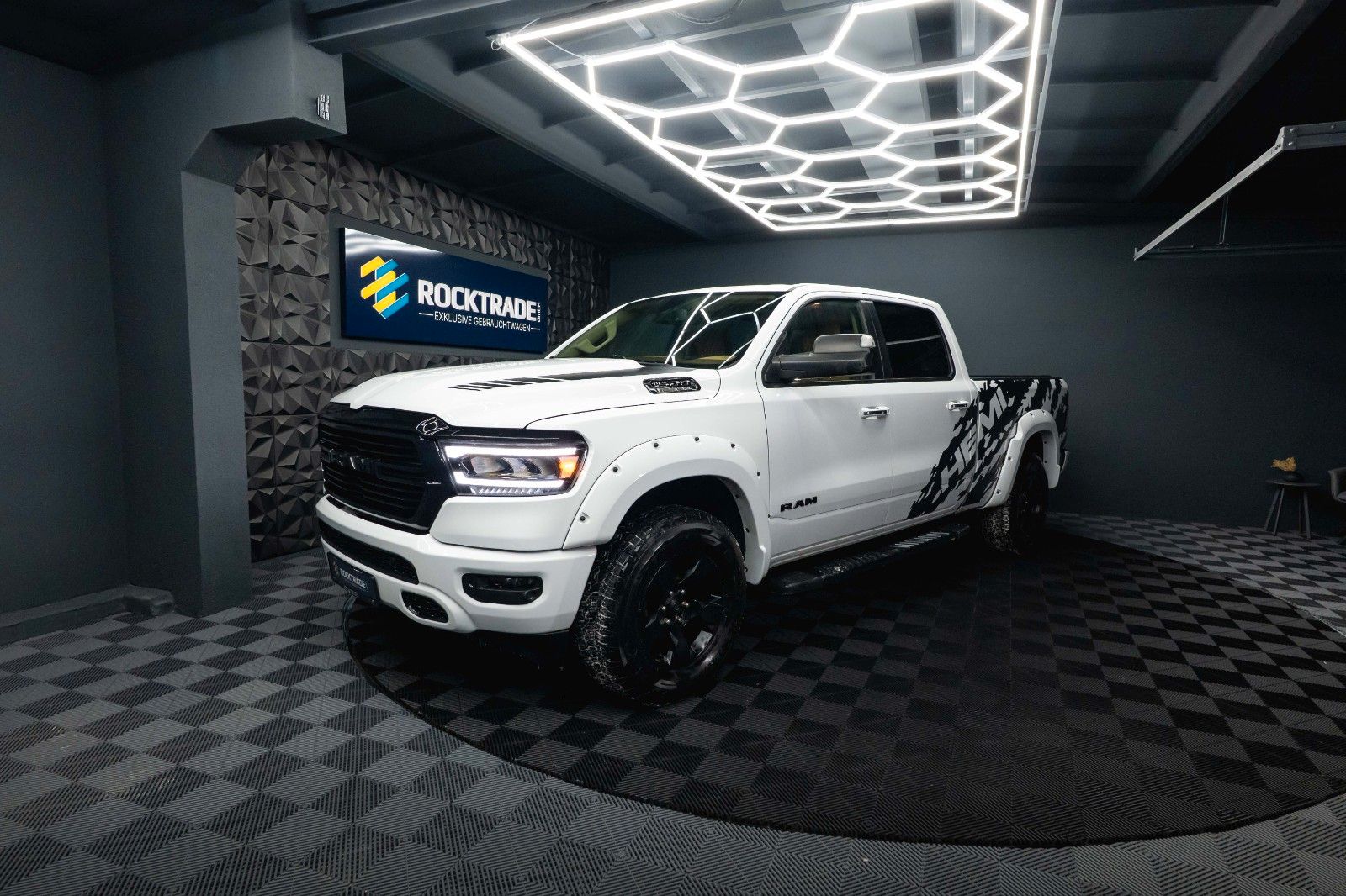 Fahrzeugabbildung Dodge RAM 5.7 V8 HEMI 4x4 OFFROAD LONGBED Night-Paket