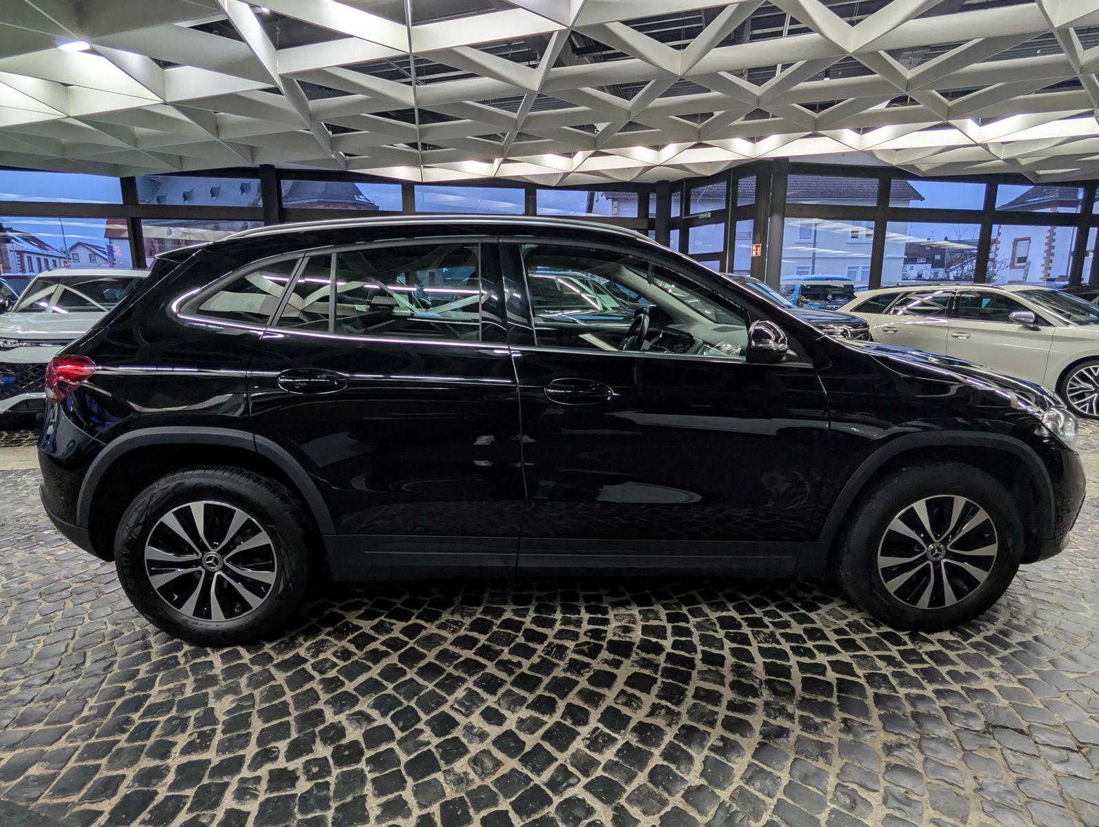 Fahrzeugabbildung Mercedes-Benz GLA 220 d STYLE MBUX TEMP StHz LEDER SHZ KEYLESS