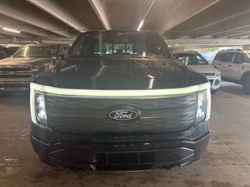 Ford F150 Lightning Lariat grosse Batterie im Vorlauf