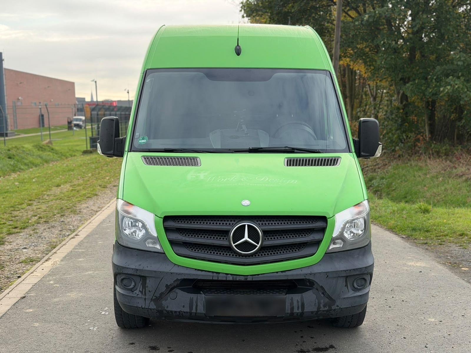 Mercedes-Benz Sprinter 2014 — rear view