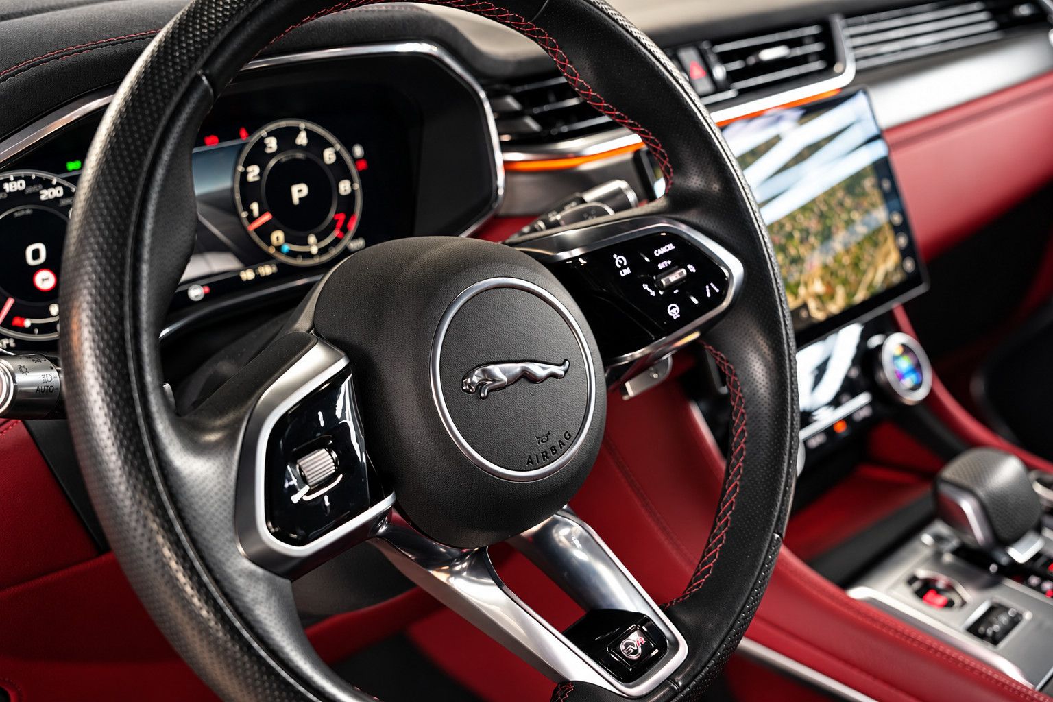 Fahrzeugabbildung Jaguar F-Pace  SVR /PANO/MERIDIAN/HUD/360°KAM/MEMORY