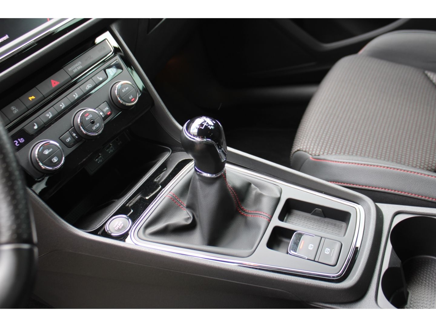 Fahrzeugabbildung SEAT Leon 1.5 TSI ST FR ACC LED Navi DAB PDC RFK AHK