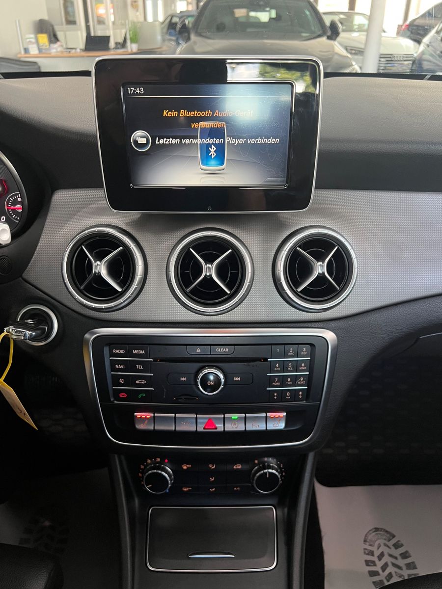 Fahrzeugabbildung Mercedes-Benz CLA 180 Sport Paket * VOLL-LEDER* LED *FACELIFT