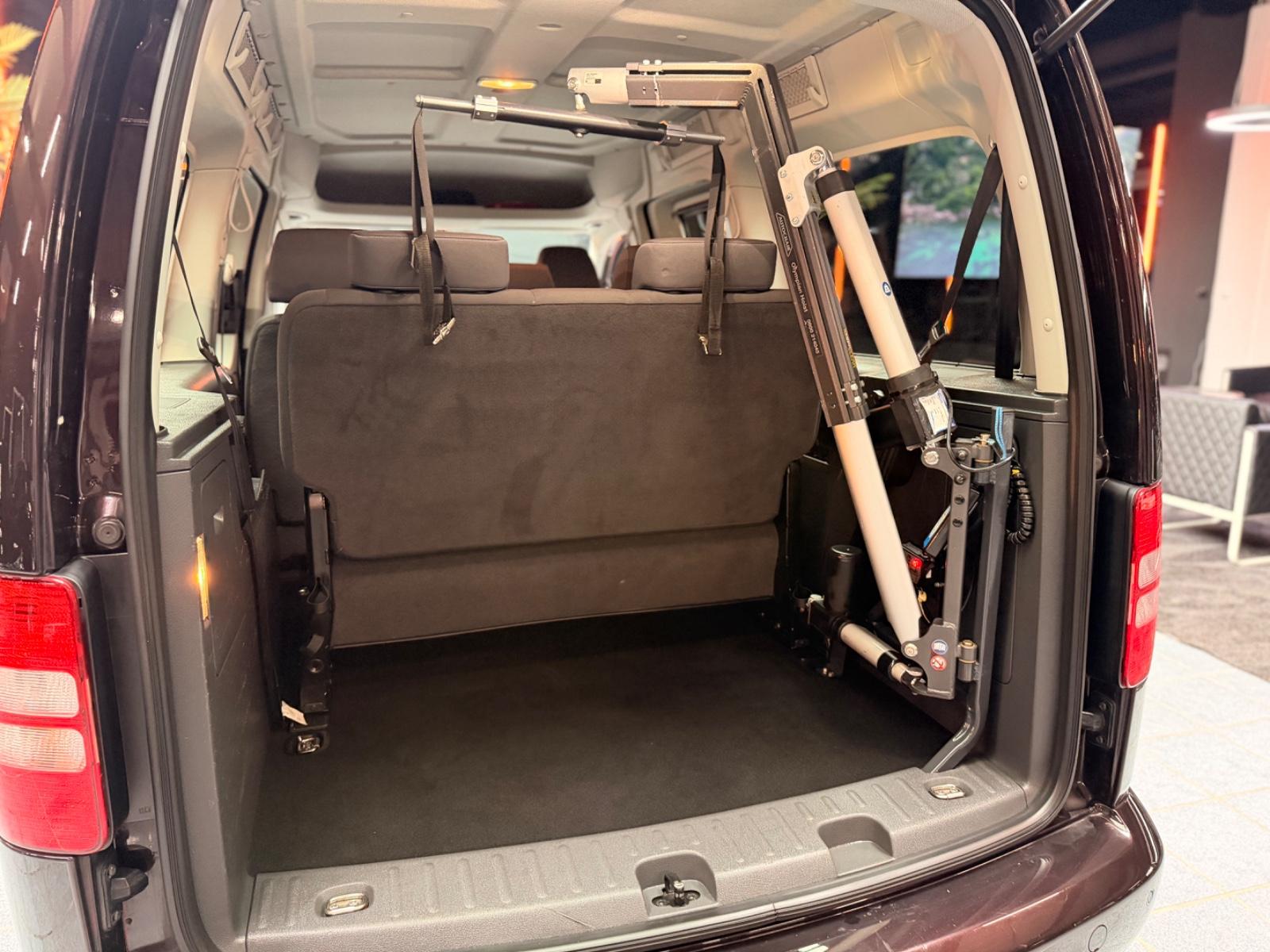Volkswagen Caddy Maxi Kombi / Navi /7-Sitzer/Rollstuhl-Kran