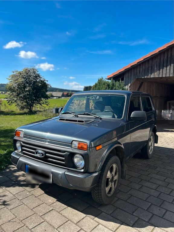 Image of Lada Urban