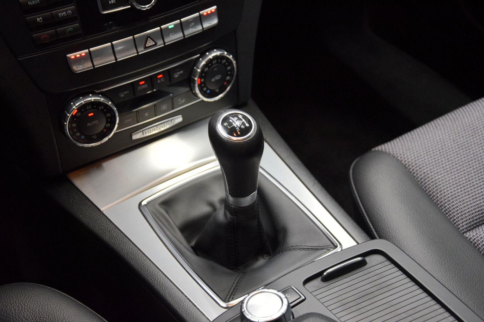 Fahrzeugabbildung Mercedes-Benz C 180 T CGI BlueEfficiency Avantgarde 2.Hand
