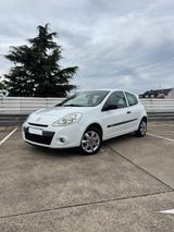 Renault Clio Yahoo! 1.2 16V 75 Yahoo! - Renault Clio mit Benzin-Antrieb: Limousine, Yahoo