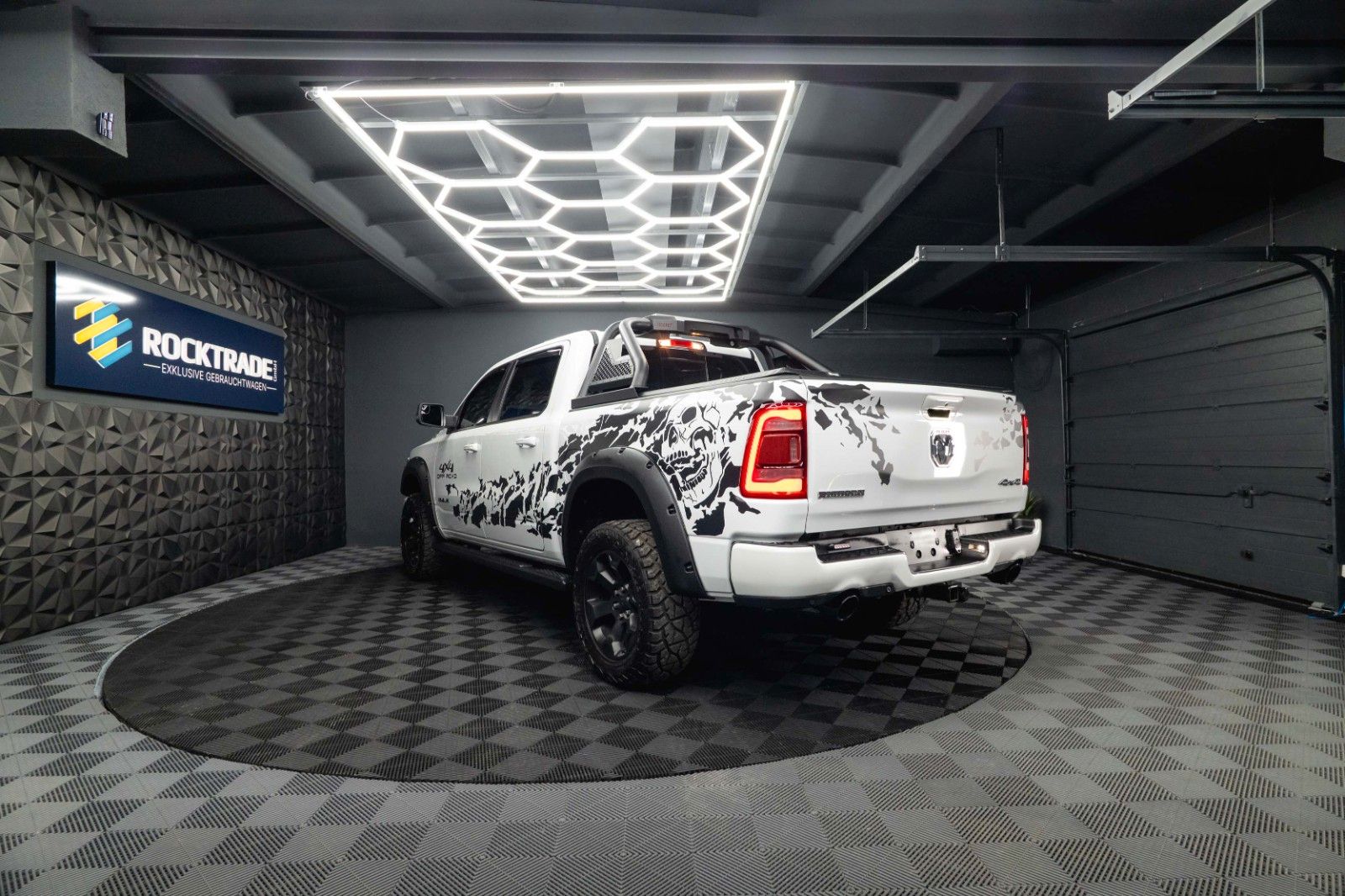 Fahrzeugabbildung Dodge RAM 5.7 V8 HEMI 4x4 OFFROAD Night-Paket Limited