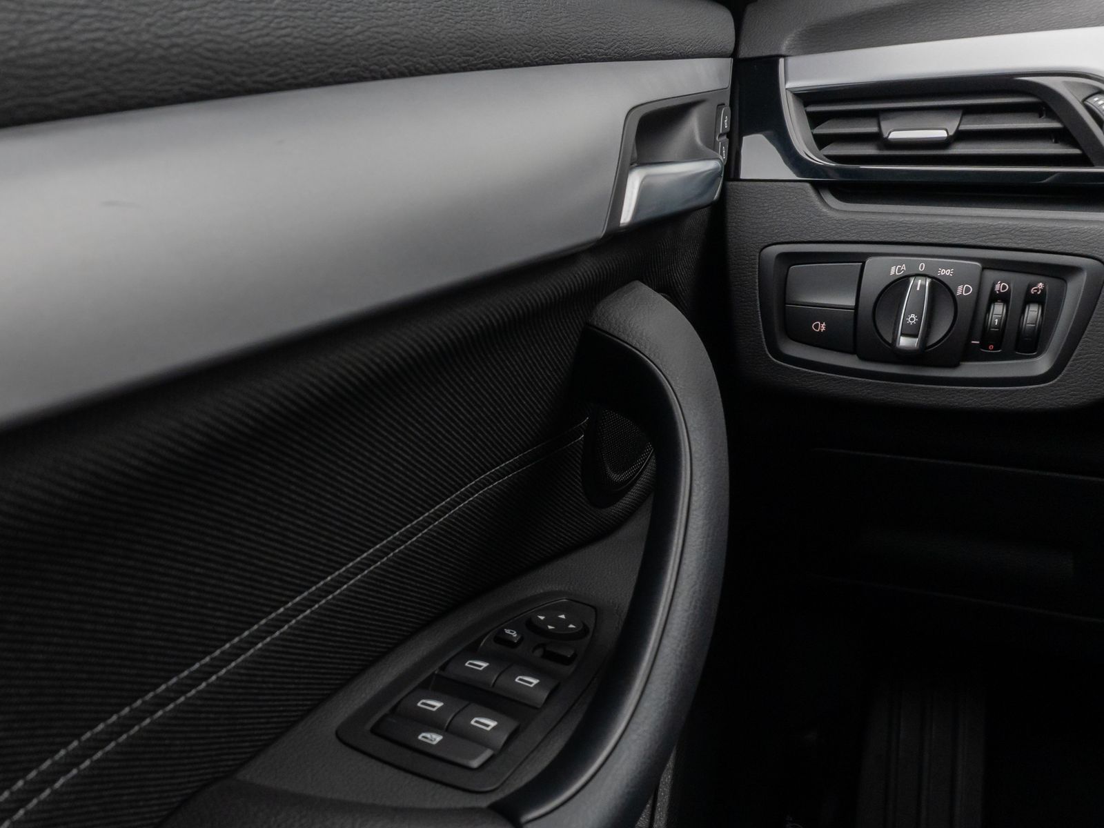 Fahrzeugabbildung BMW X1 sD18i Parkassistent DAB HiFi Navi LED Sport