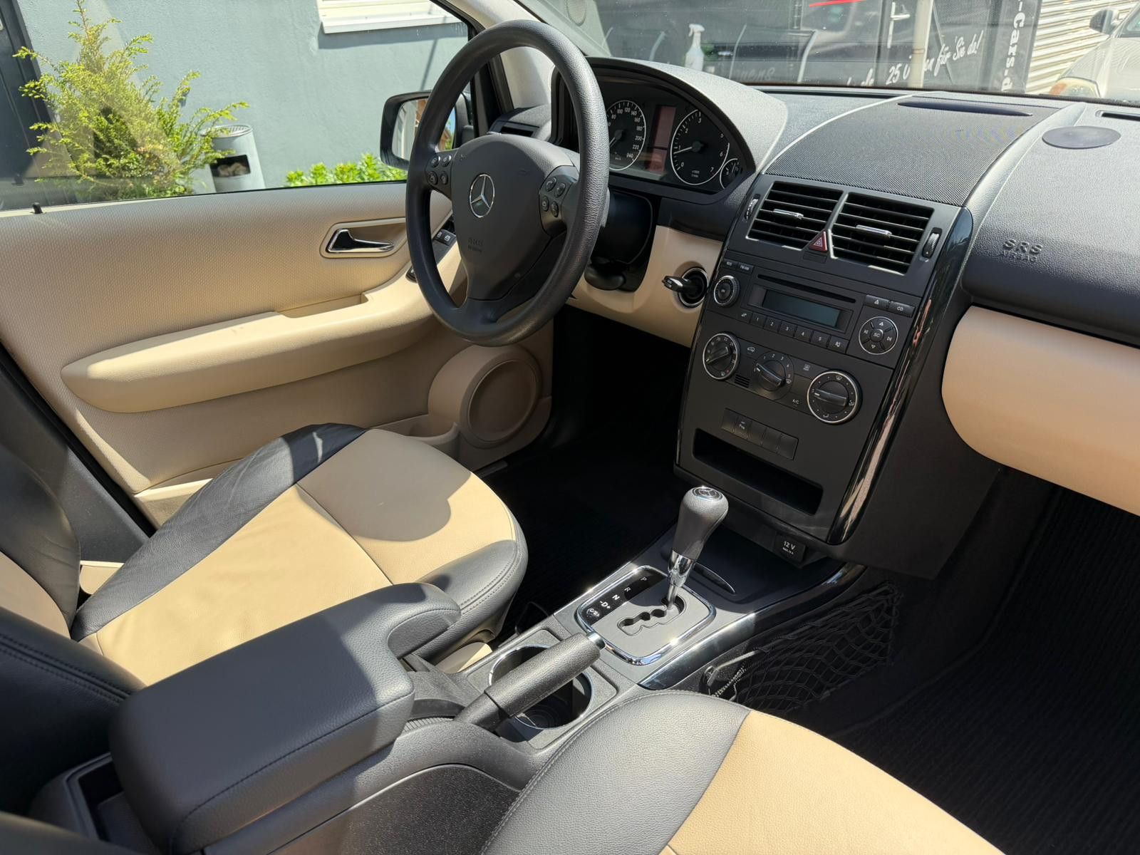 Daumennagel 18 - Mercedes-Benz A 180 Elegance/78TKM/PANO/AUTOM./TEMP/PDC/LEDER/