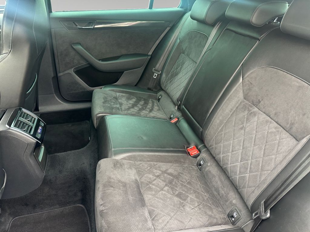 SKODA Superb Combi 1.4 TSI ACT SportLine ACC b. Front SKODA Superb Combi 1.4 TSI ACT SportLine ACC b. Front