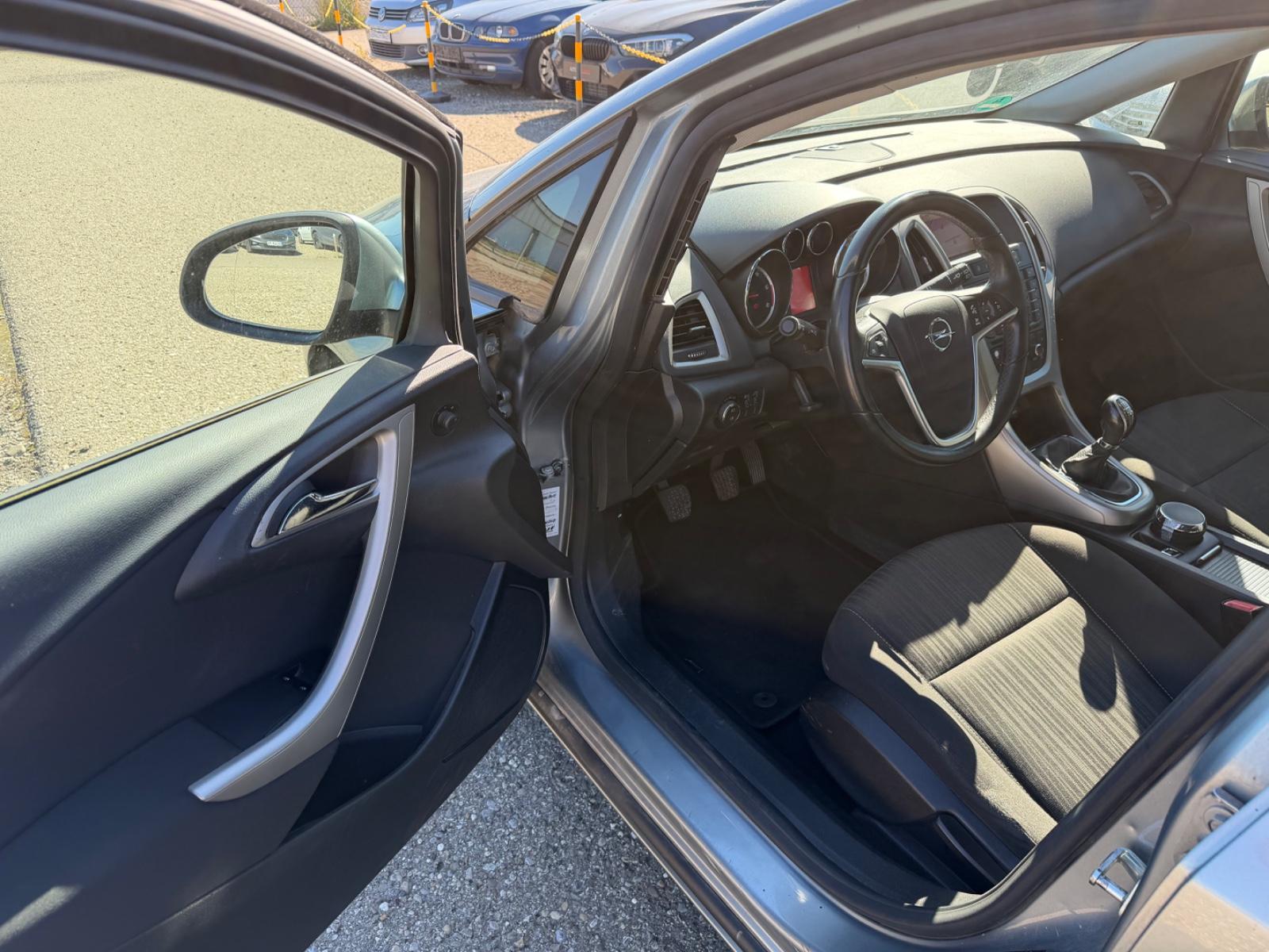 Opel Astra 2011 — photo 9