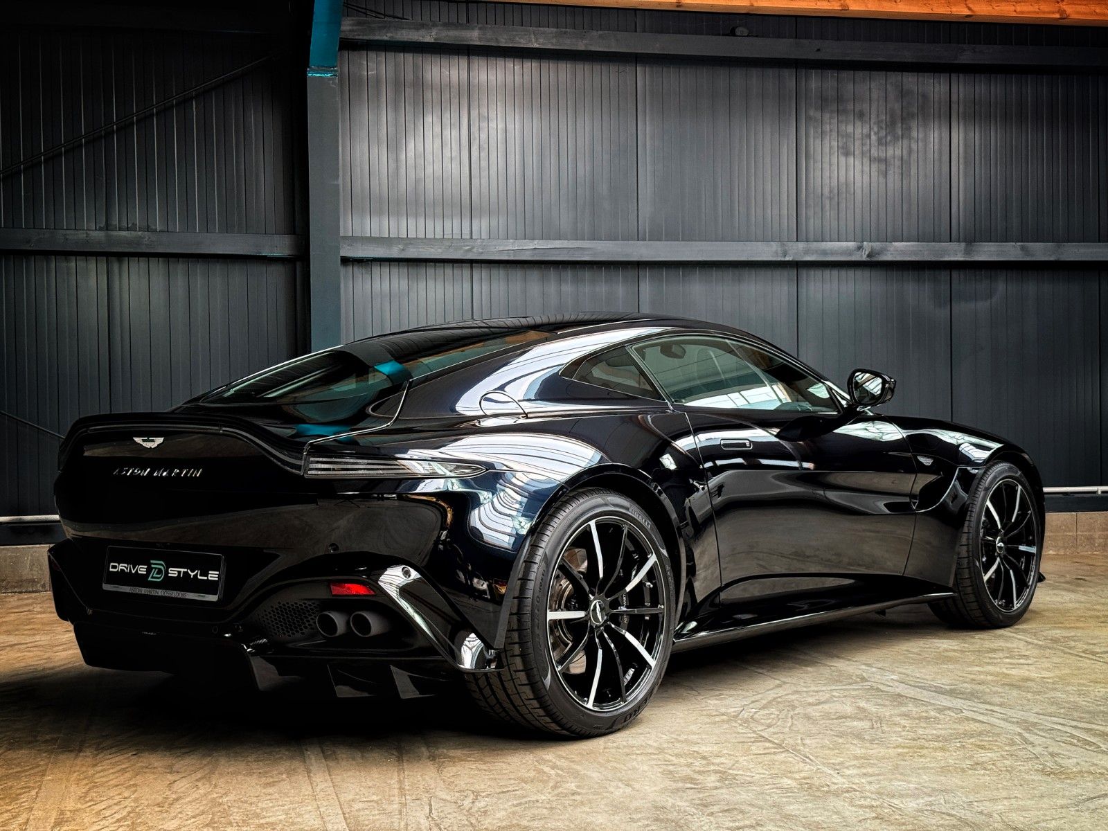 Fahrzeugabbildung Aston Martin V8 Vantage