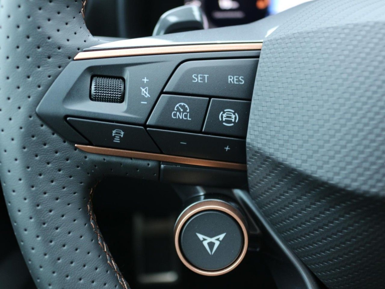Fahrzeugabbildung CUPRA Formentor 1.5 eTSI DSG 150PS - mit KI generiert/bearbeitet