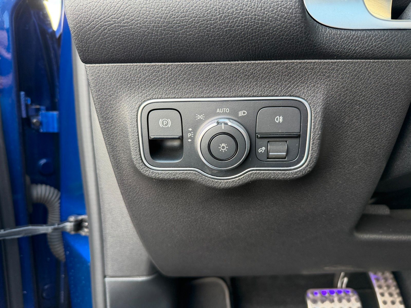 Fahrzeugabbildung Mercedes-Benz GLB 200 AMG MBUX+AMBIENTE+R-Kamera+Carbon+ALARM