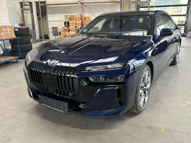 BMW i7 xDrive M70 Executive Drive Pro Cinema Lounge