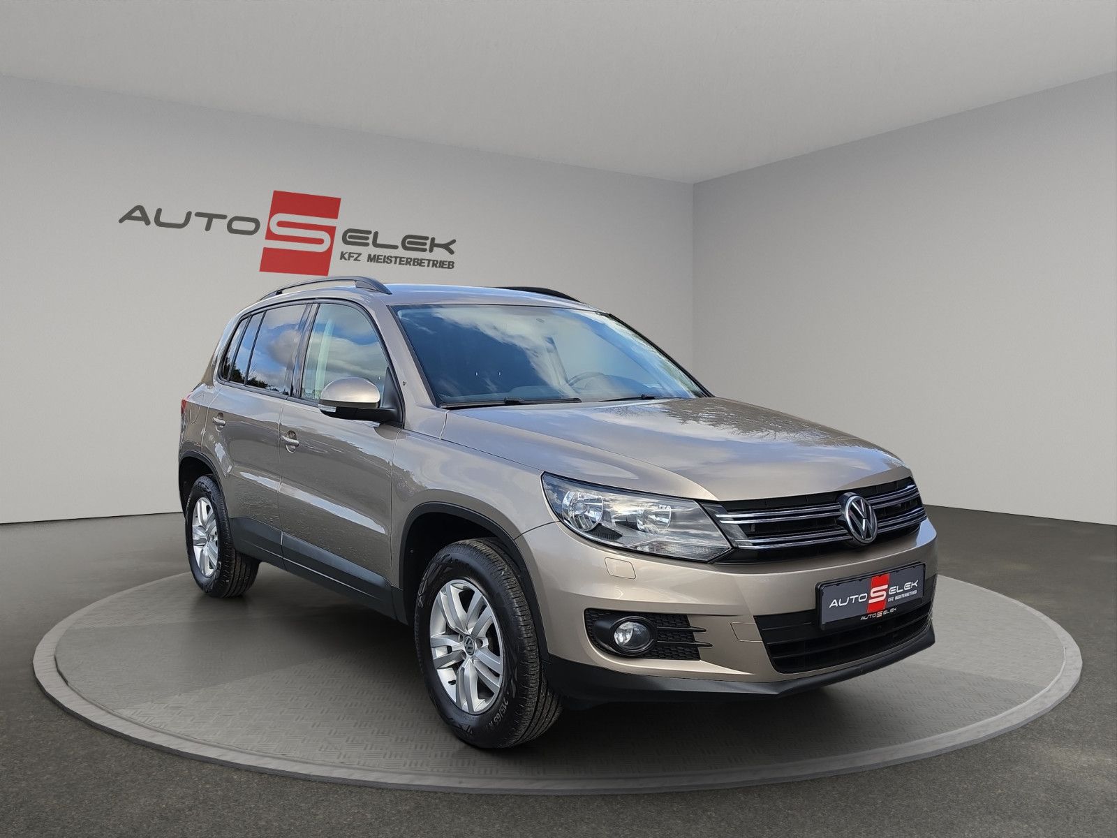 Fahrzeugabbildung Volkswagen Tiguan AHK TEMPOMAT PDC SHZ TÜV SERVICE NEU