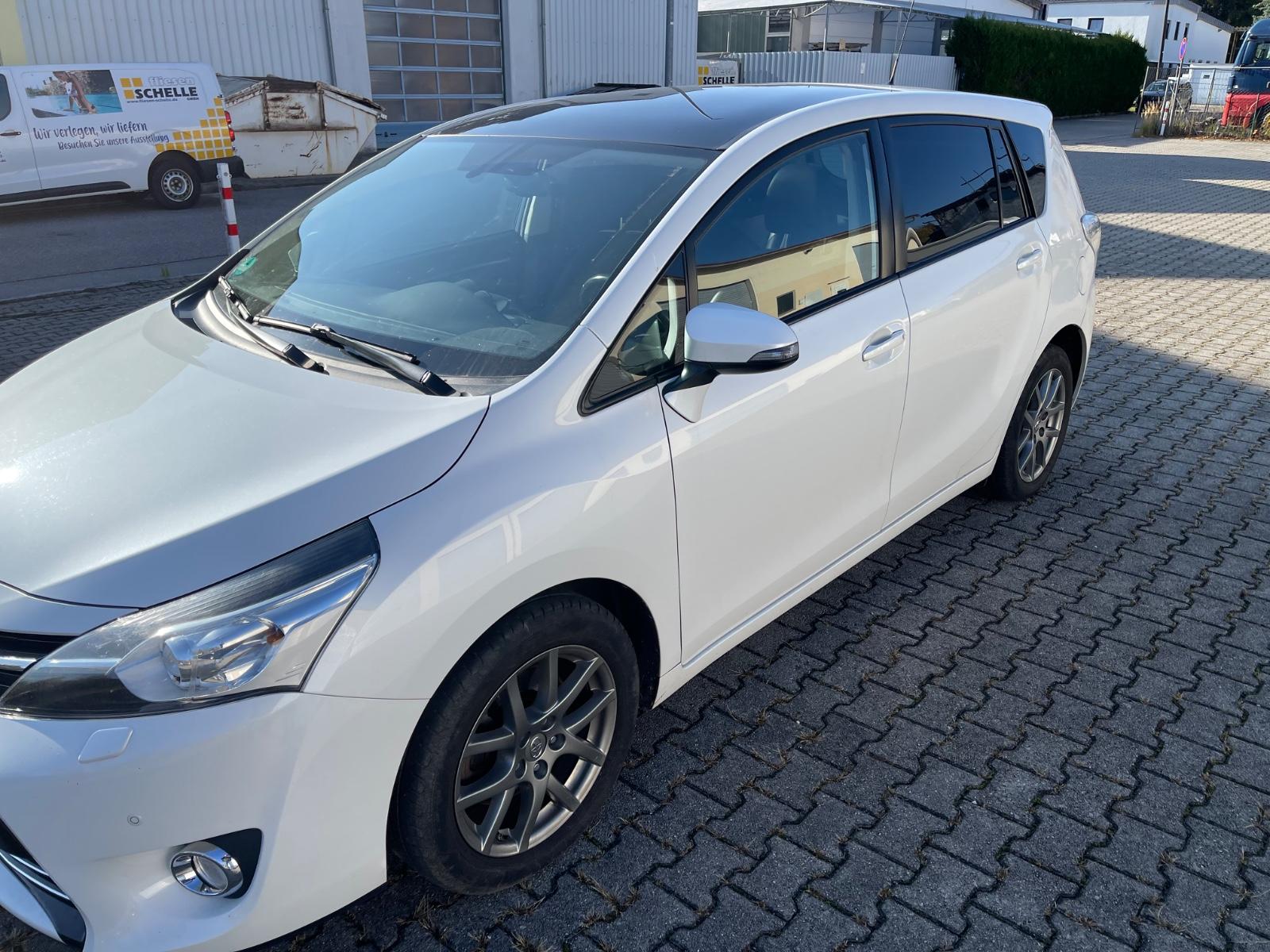 Toyota Verso 2014 — вигляд ззаду