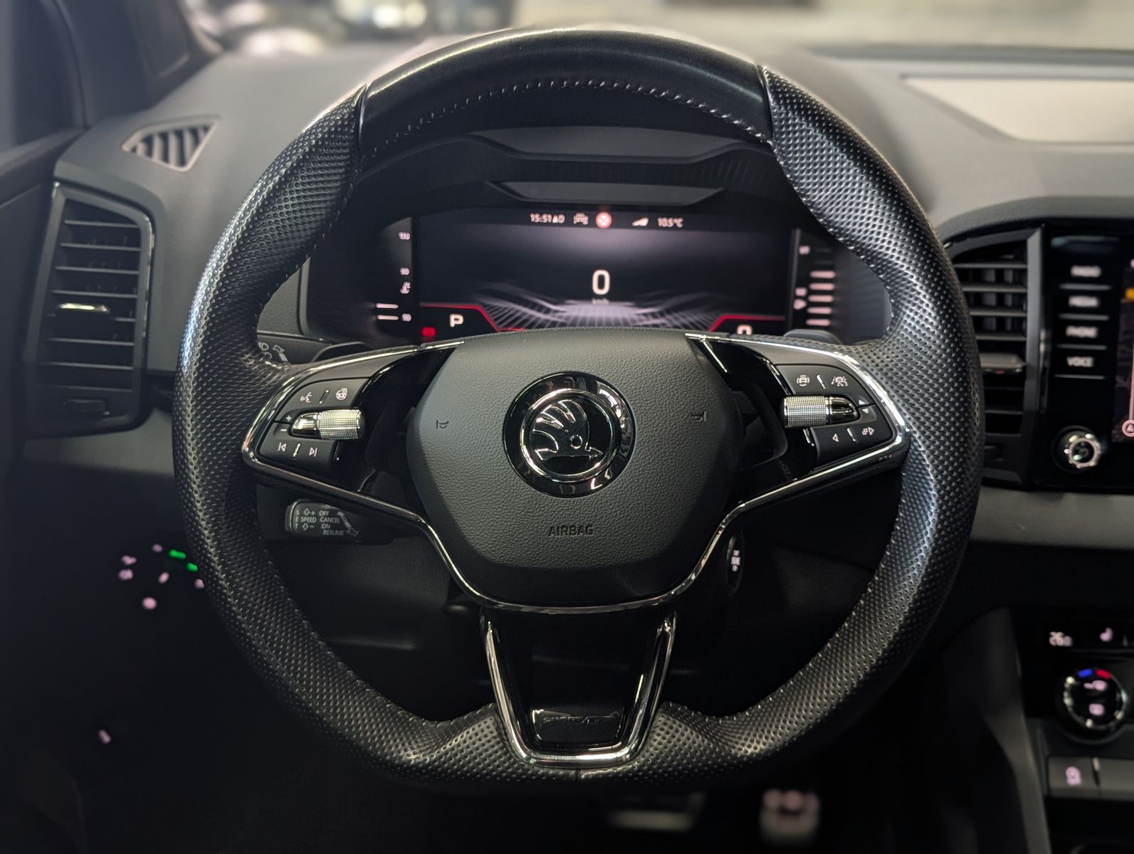 Fahrzeugabbildung SKODA Karoq Sportline 4x4 2.0 TSI PANO AHK StHz VOLL