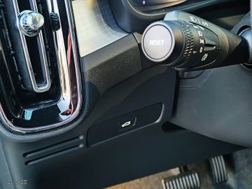 Volvo XC 40 XC40 Core 2WD KLIMA-LED-SHZG-NAVI-FSHZG