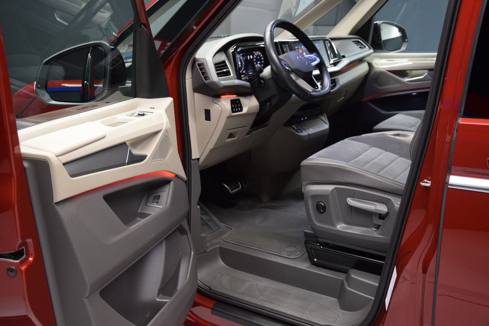Fahrzeugabbildung Volkswagen T7 Multivan ACC DCC AHK HuD Pano Harman Kardon