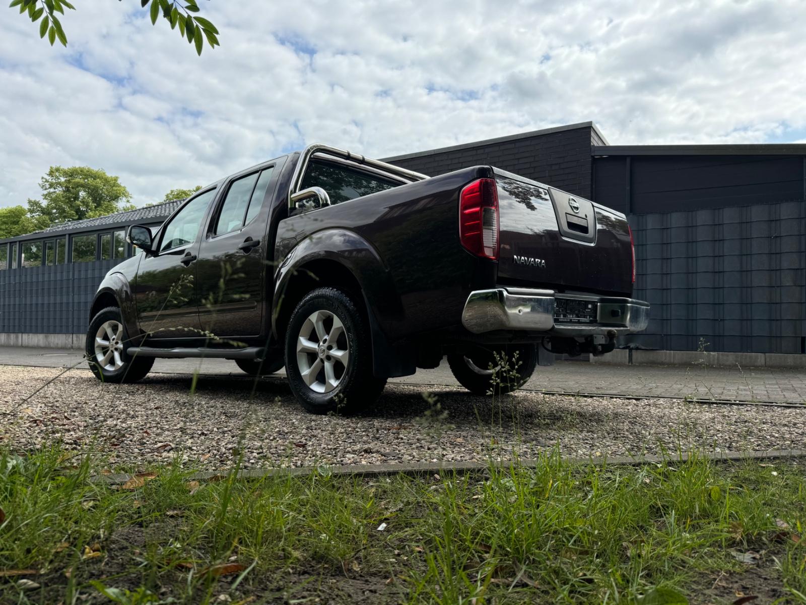 NISSAN NAVARA 2.5 dCi 190ch 4X4 - DOUBLE CAB - HARD-TOP - ATTELAGE - SIÈGES CHAUFFANTS - CLIM BIZONE