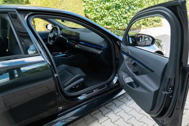 BMW M5 Limousine/ DRIVING PROF. / COMFORT PAKET/ B&W