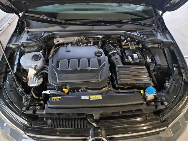 Golf VIII 2.0 TDI DSG ACTIVE AHK+MATRIX+HUD+PANO