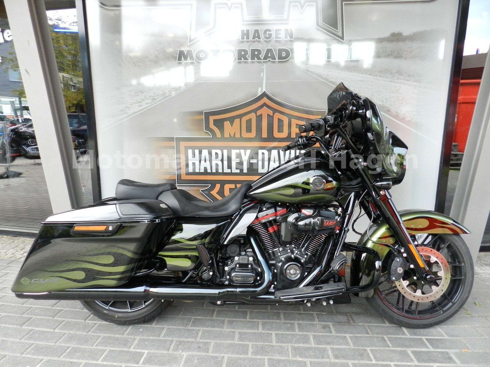 Fahrzeugabbildung Harley-Davidson Street Glide CVO mit Jekill & Hyde