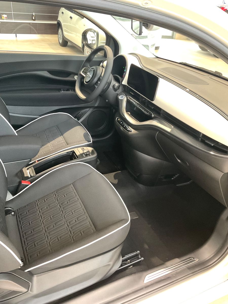Fahrzeugabbildung Fiat 500e + Komfort Paket, Style Paket