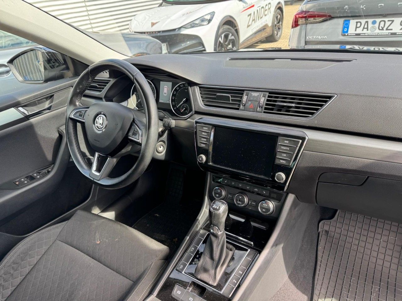 Fahrzeugabbildung SKODA Superb Combi Style 4x4 Panoramadach TDI - Euro6