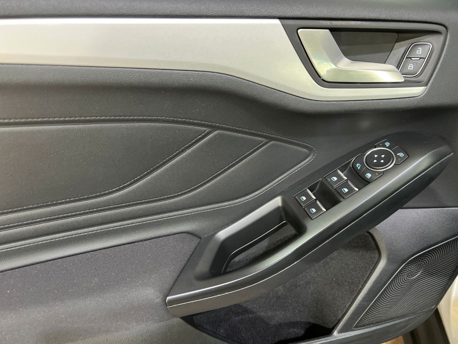 Fahrzeugabbildung Ford Focus Turnier  1,5 TDCI *E-HECKKLAP *SPUR*DAB*