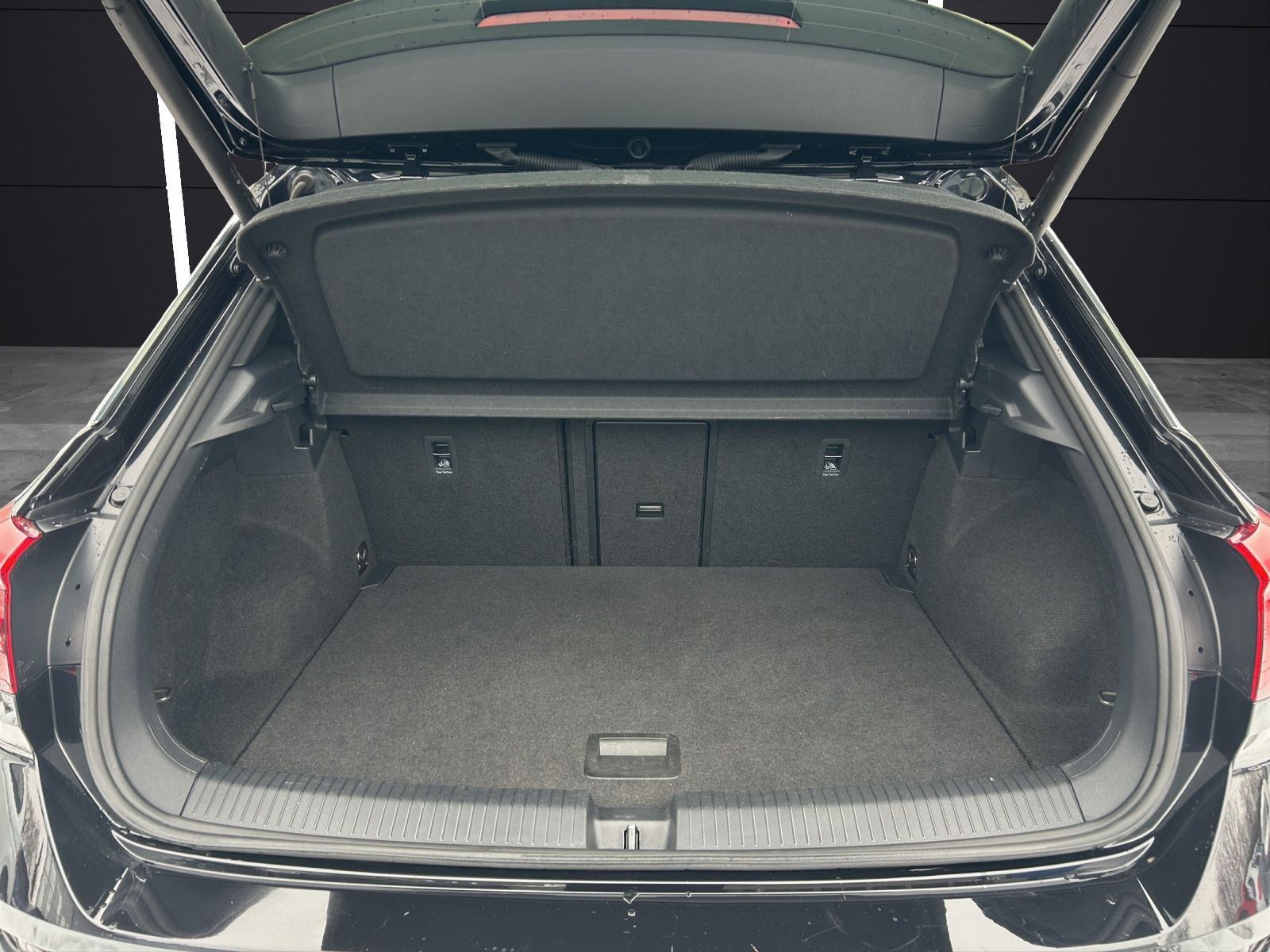 Fahrzeugabbildung Volkswagen T-Roc TSI Sport DSG 4M LED Navi ACC RFK SH