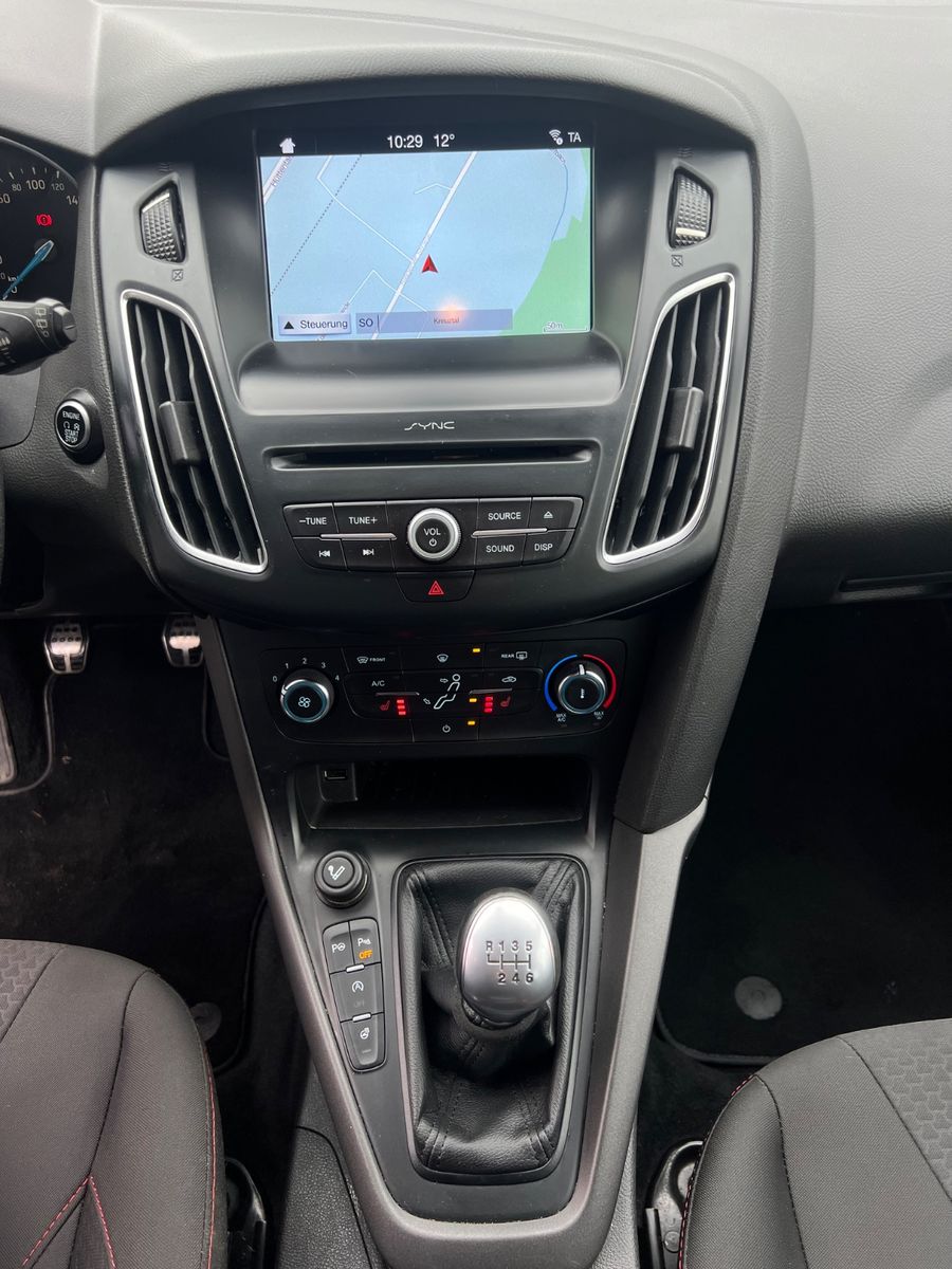 Fahrzeugabbildung Ford Focus Turnier 1.5 ST-Line *RÜCKFAHRKAMERA*