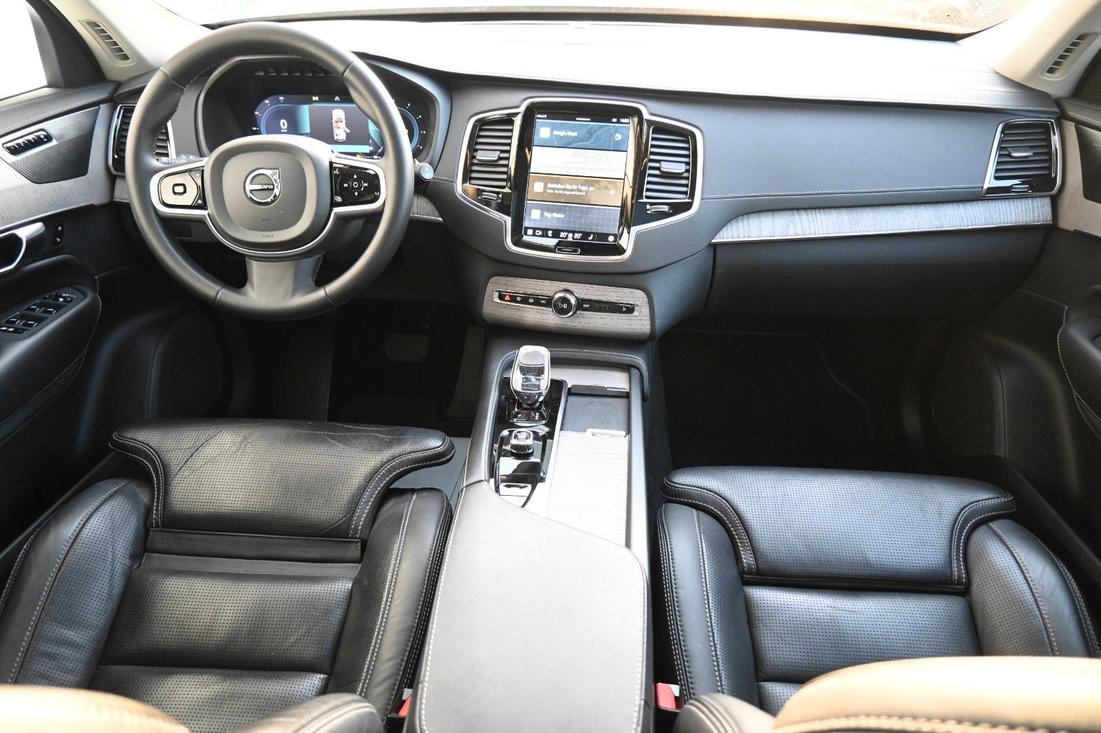 Fahrzeugabbildung Volvo XC90 B5D AWD Plus Dark*STDHZG*PANO*LUFT*360°*AHK