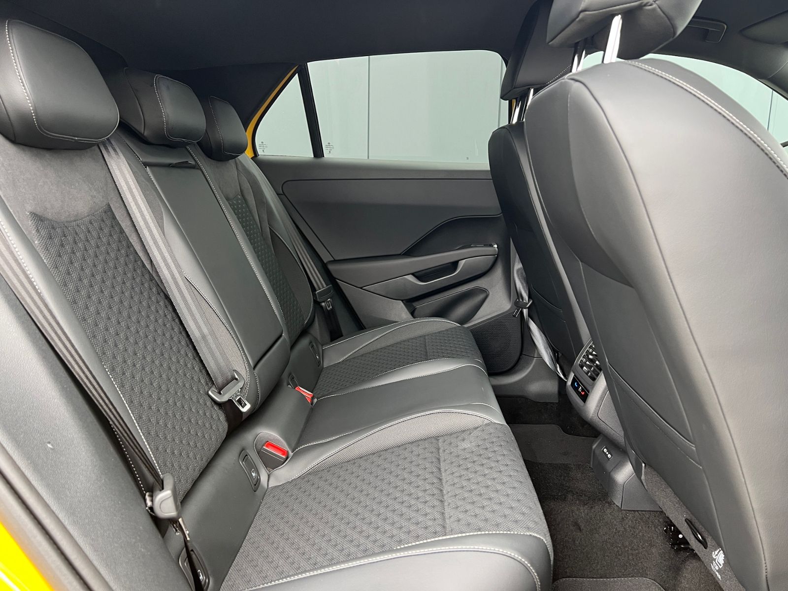 Fahrzeugabbildung Volkswagen T-Roc R-Line 1.5 eTSI DSG *Neues Modell, AHK, Bl