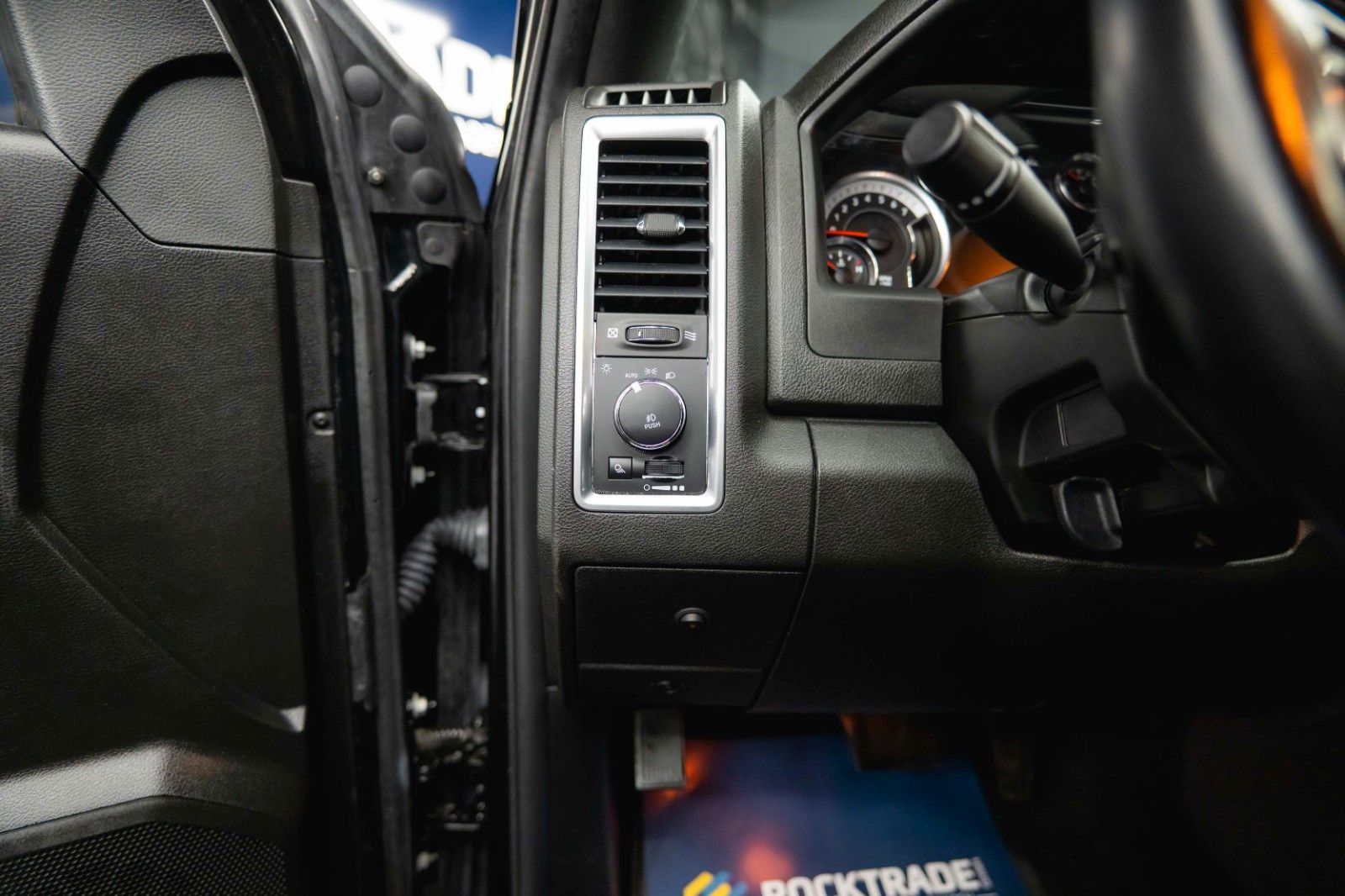 Fahrzeugabbildung Dodge RAM 5.7 V8 HEMI 4x4 Sport OFFROAD Night WARLOCK