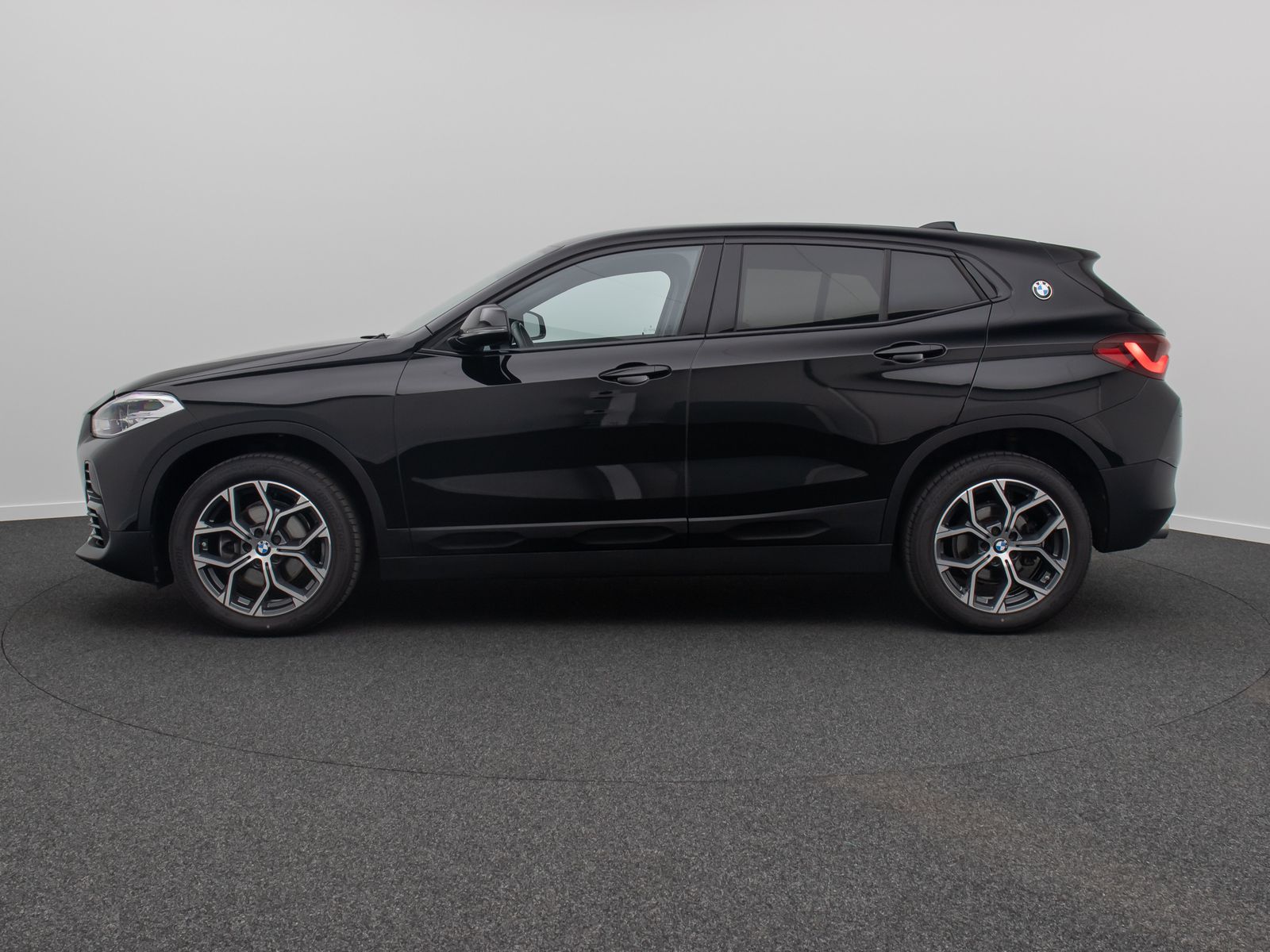Fahrzeugabbildung BMW X2 sD18i  Kamera DAB AHK Navi HiFi Sportsitz 18"