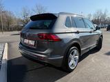 Volkswagen Tiguan R-Line DSG*ACC*SHZ*PDC*APPLE CAR*TÜV NEU* - Volkswagen: L