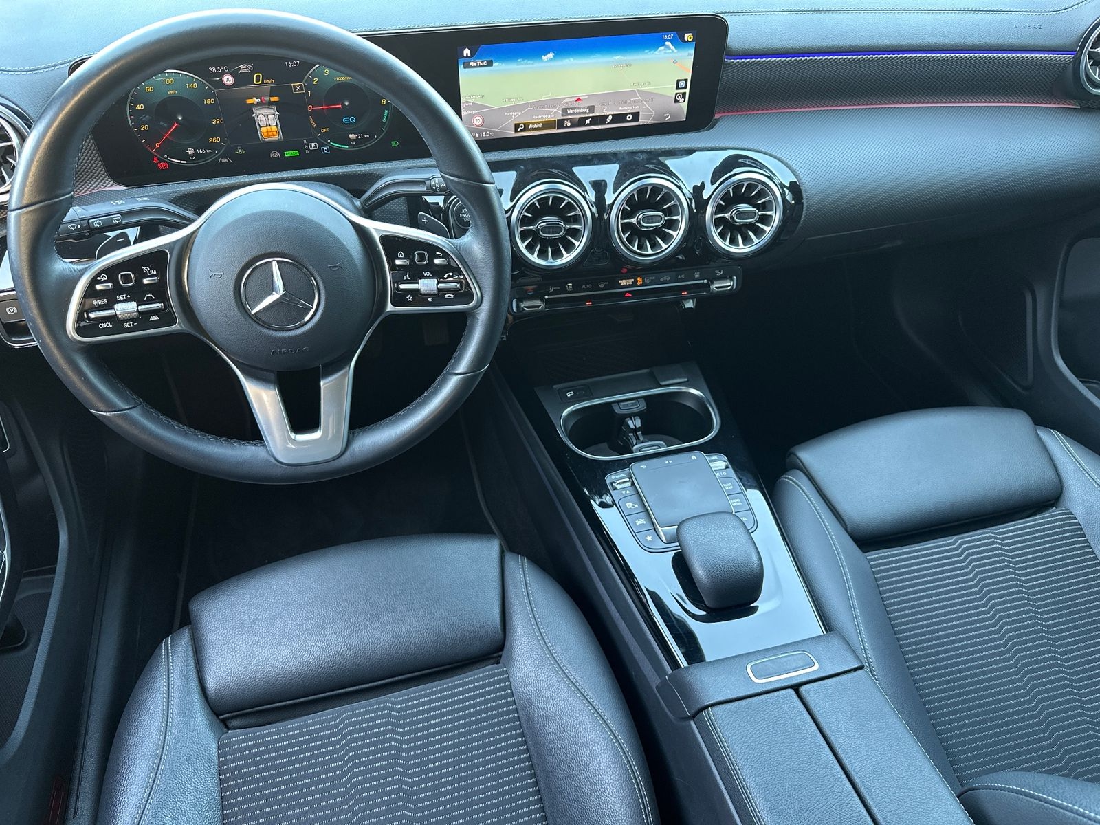 Fahrzeugabbildung Mercedes-Benz CLA 250 Shooting Brake e Night-Paket NAV+LED+AHK