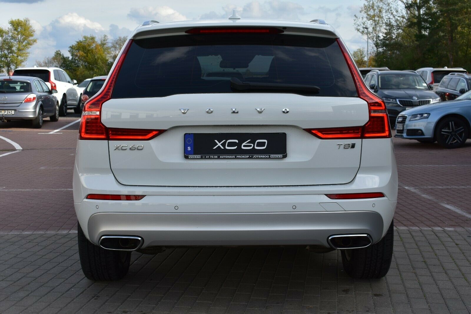 Fahrzeugabbildung Volvo XC60 T8 Twin Engine AWD Momentum*PANO*LUFT*STHZG