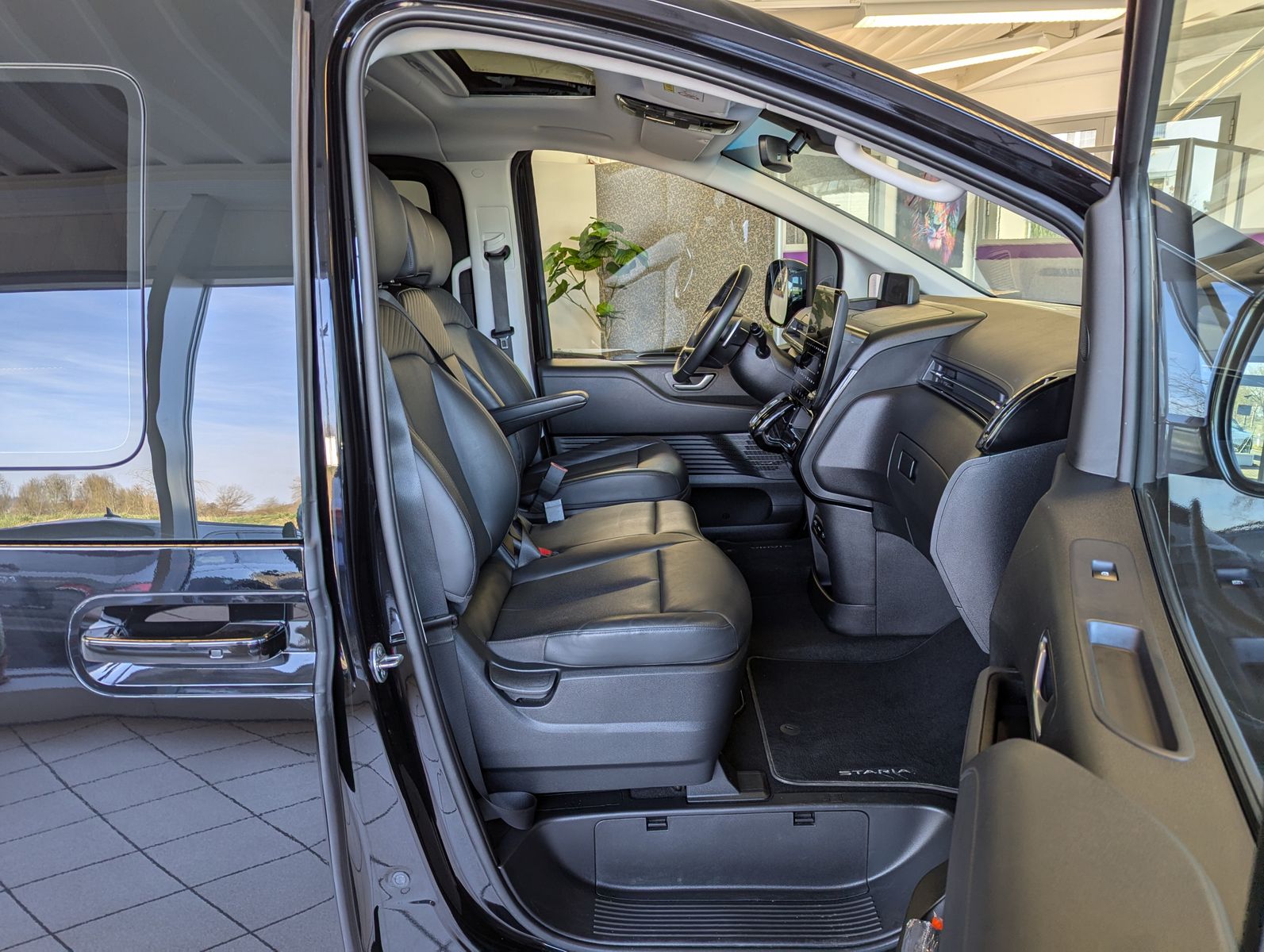 Fahrzeugabbildung Hyundai Staria 2.2 CRDi Aut Prime 4WD Leder Pano 9-Sitze