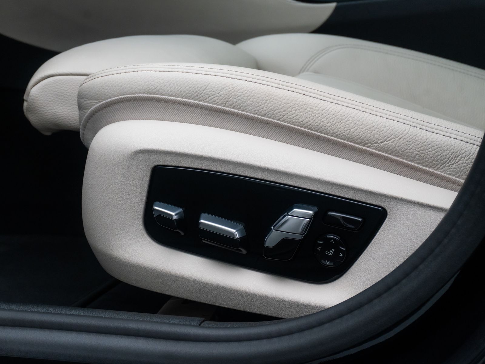 Fahrzeugabbildung BMW 530d M Sport Laser 4xKlima Panorama DAB HUD 19"