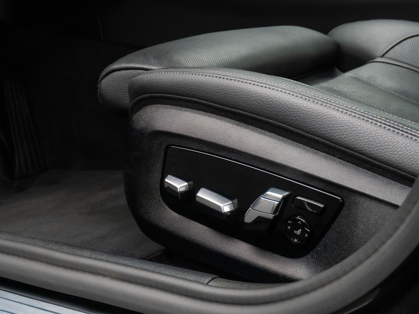 Fahrzeugabbildung BMW 520d Alarm AHK Komfort 360° HUD Belüftung Leder