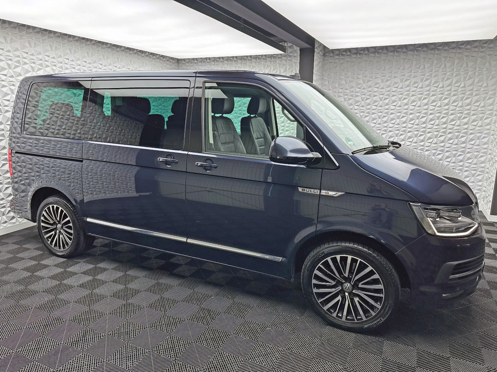 Fahrzeugabbildung Volkswagen T6 MULTIVAN HIGHLINE/4MOTION/DCC/STANDHZ/ACC/AHK