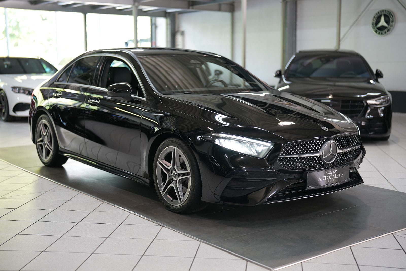 Mercedes-Benz A 200 d Limo AMG LINE LED DISTR KEYLESGO WIDE foto 3