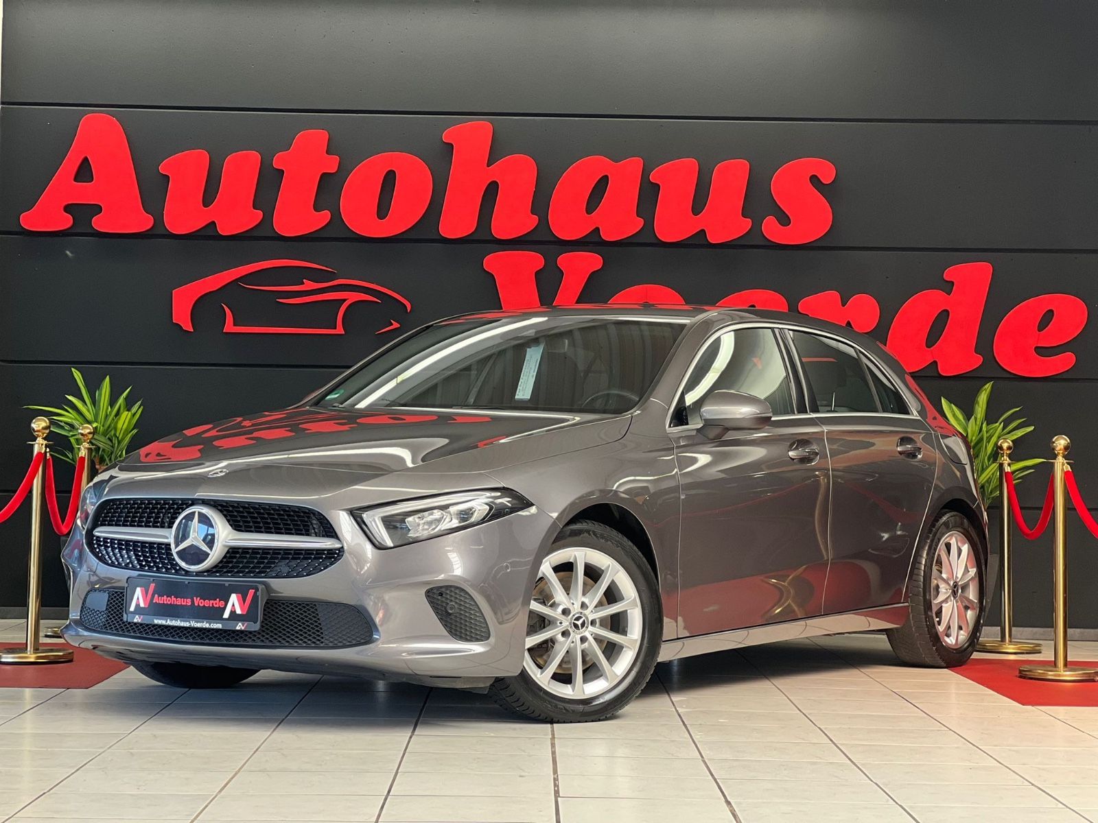 MERCEDES-BENZ A 220 WIDESCREEN/KAMERA/SHZ/SHA/7-GANG/TEILLEDER