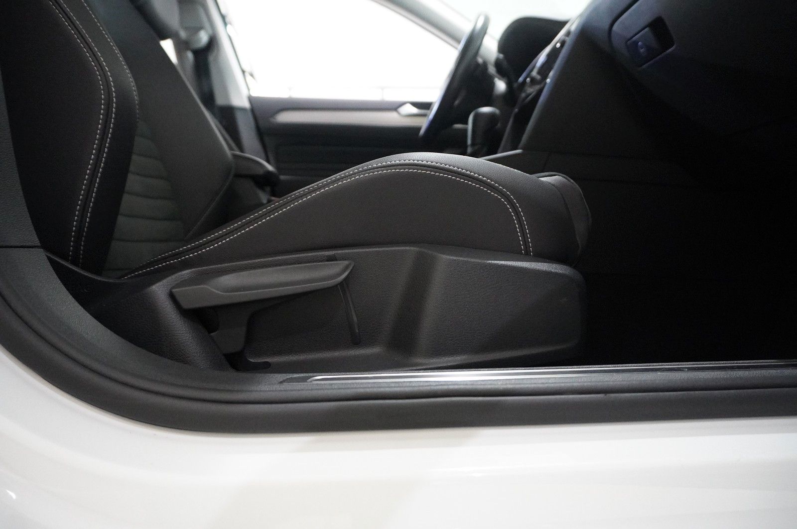 Fahrzeugabbildung Volkswagen Passat VARI. 2.0D R-LINE 4M NAVI/LED/KAMERA/AHK