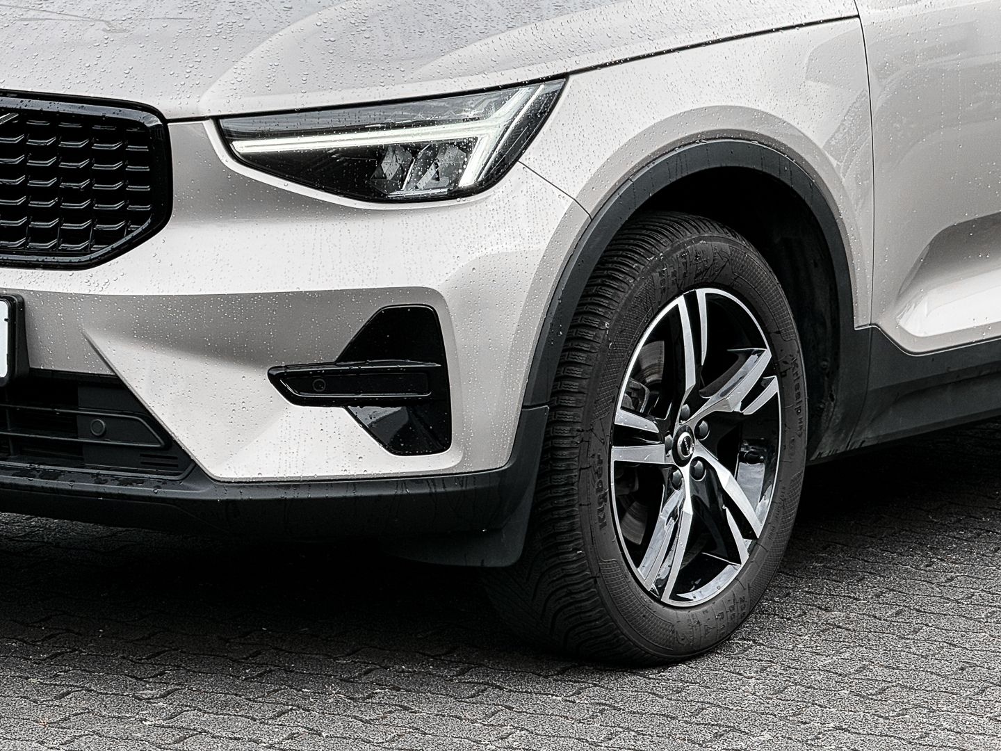 Volvo XC40 B3 Benzin Plus Dark 2WD AHK Memory Sitze Ha imagem 3